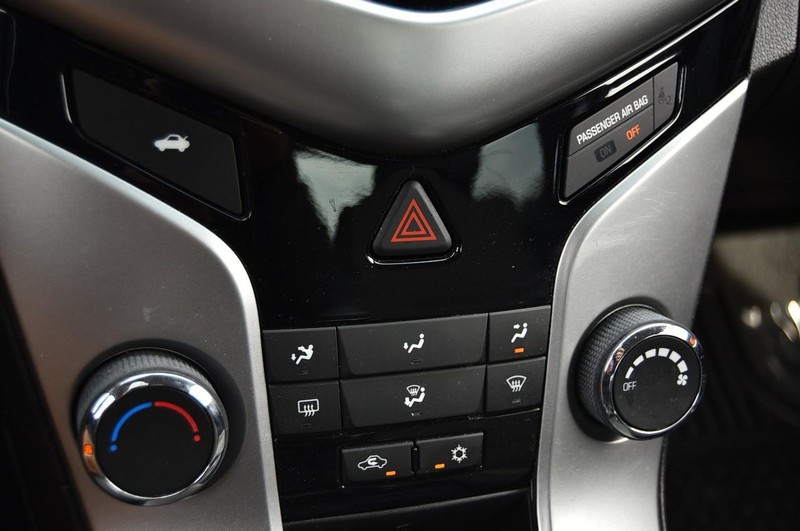 Chevrolet Cruze Limited Vehicle Full-screen Gallery Image 12