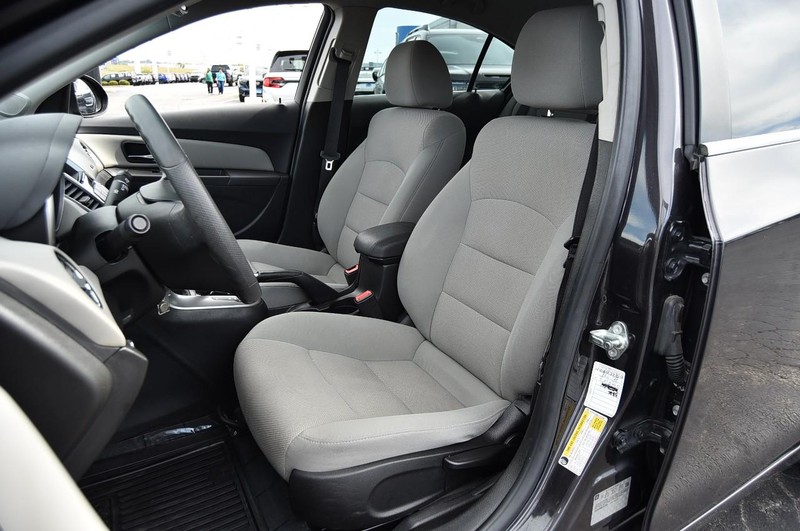 Chevrolet Cruze Limited Vehicle Full-screen Gallery Image 14