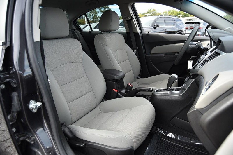 Chevrolet Cruze Limited Vehicle Full-screen Gallery Image 15