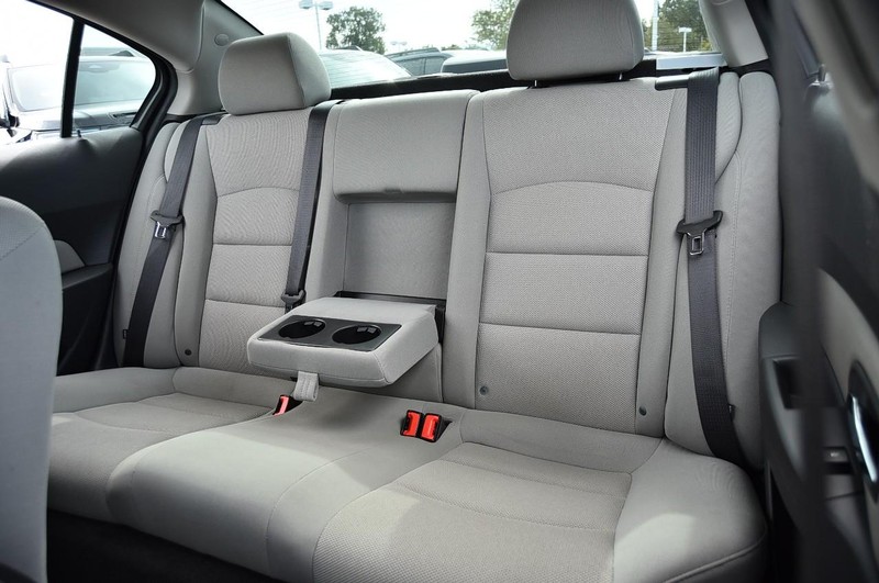 Chevrolet Cruze Limited Vehicle Full-screen Gallery Image 16