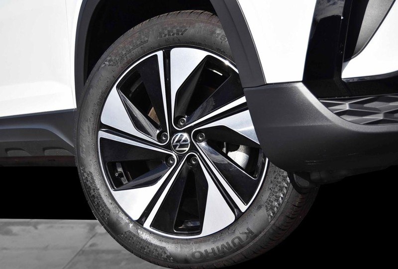 Volkswagen Taos Vehicle Full-screen Gallery Image 3