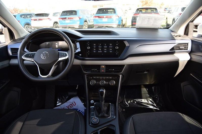 Volkswagen Taos Vehicle Full-screen Gallery Image 7