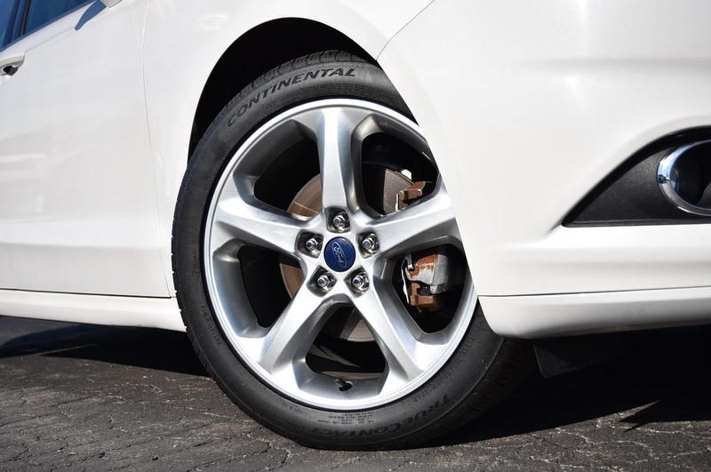 Ford Fusion Vehicle Full-screen Gallery Image 03