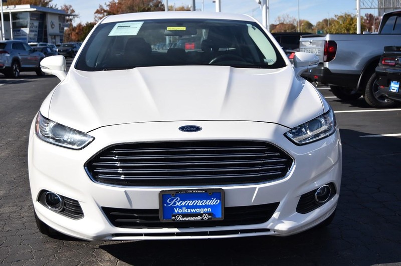 Ford Fusion Vehicle Full-screen Gallery Image 04