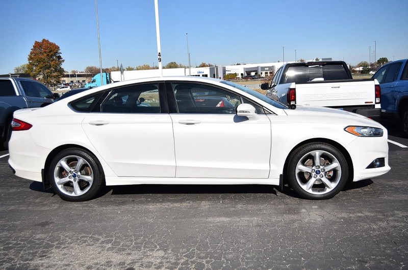 Ford Fusion Vehicle Full-screen Gallery Image 05