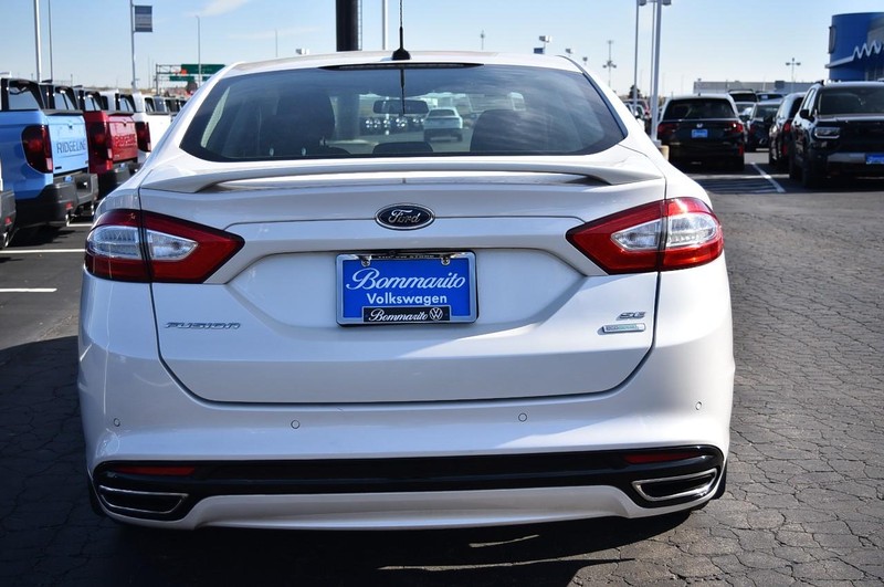 Ford Fusion Vehicle Full-screen Gallery Image 06