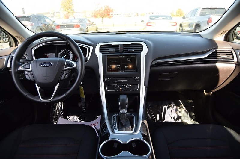 Ford Fusion Vehicle Full-screen Gallery Image 07