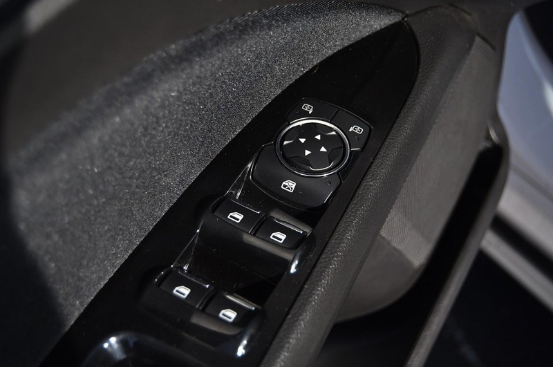 Ford Fusion Vehicle Full-screen Gallery Image 08