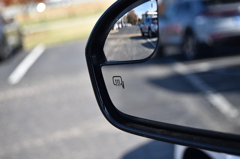 Ford Fusion Vehicle Full-screen Gallery Image 09