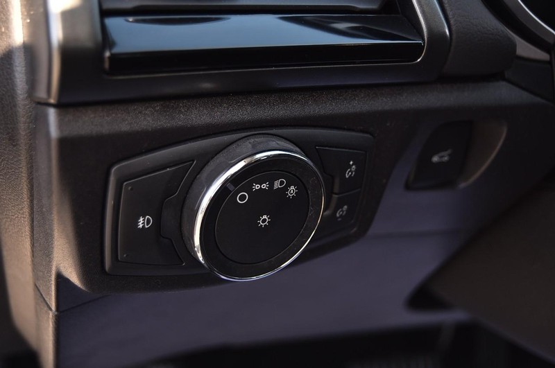 Ford Fusion Vehicle Full-screen Gallery Image 10