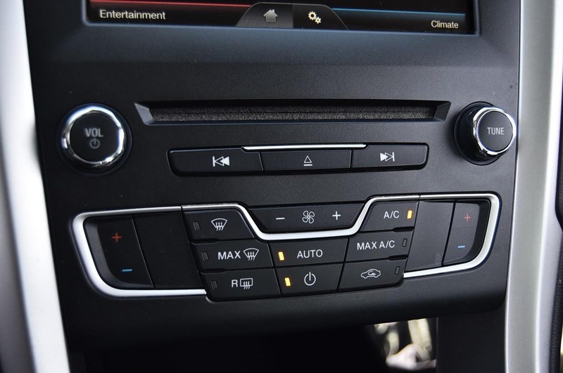 Ford Fusion Vehicle Full-screen Gallery Image 14