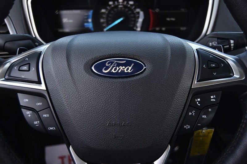 Ford Fusion Vehicle Full-screen Gallery Image 15