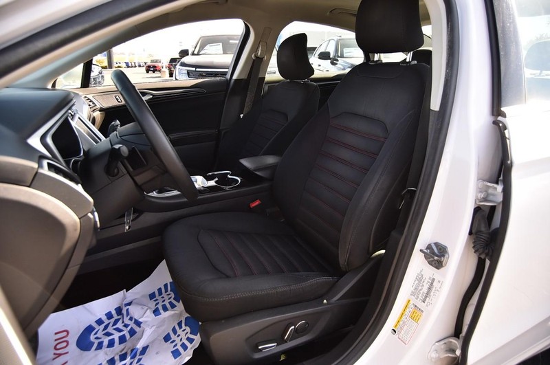 Ford Fusion Vehicle Full-screen Gallery Image 16