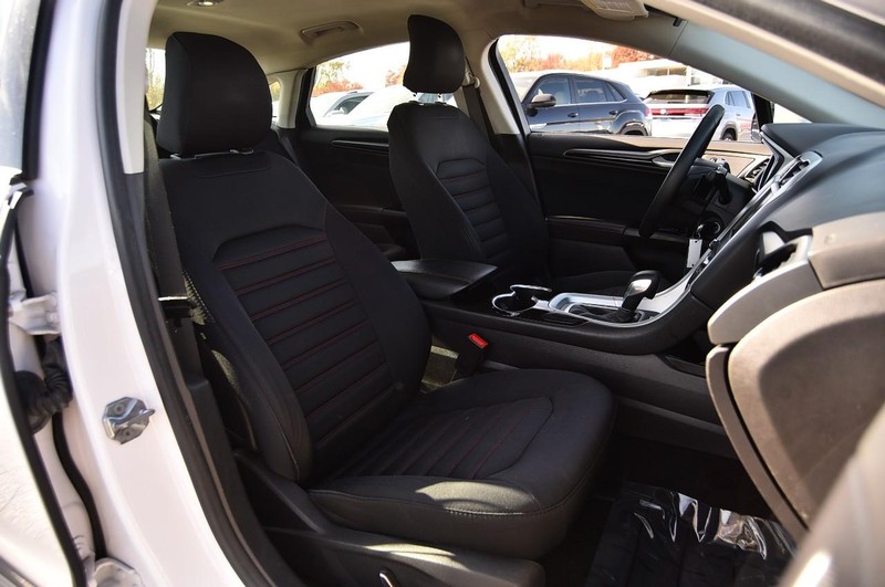 Ford Fusion Vehicle Full-screen Gallery Image 17