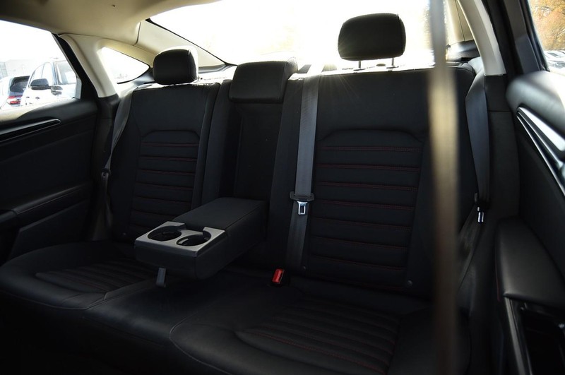 Ford Fusion Vehicle Full-screen Gallery Image 18