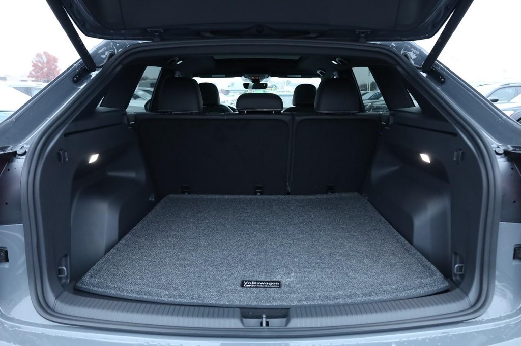 Volkswagen Atlas Cross Sport Vehicle Full-screen Gallery Image 7