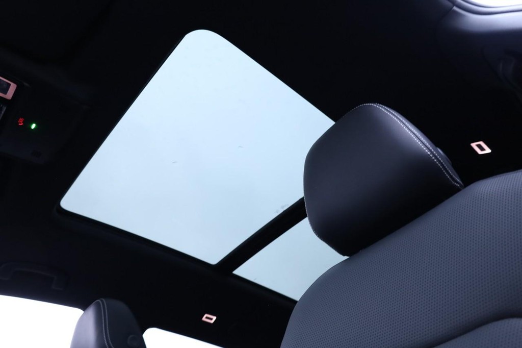 Volkswagen Atlas Cross Sport Vehicle Full-screen Gallery Image 10