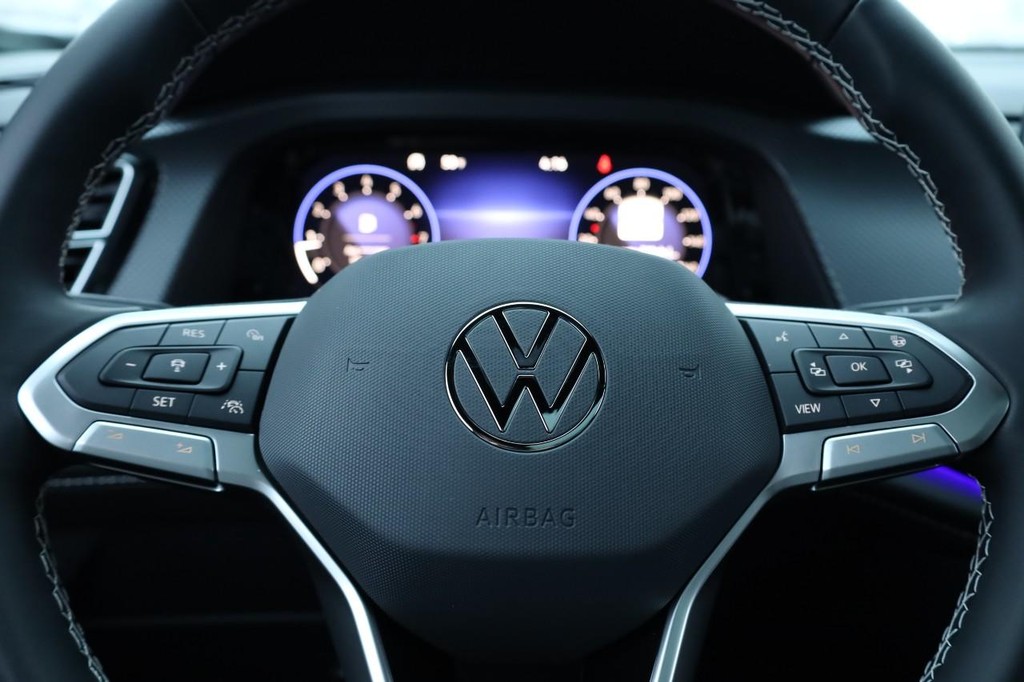 Volkswagen Atlas Cross Sport Vehicle Full-screen Gallery Image 12