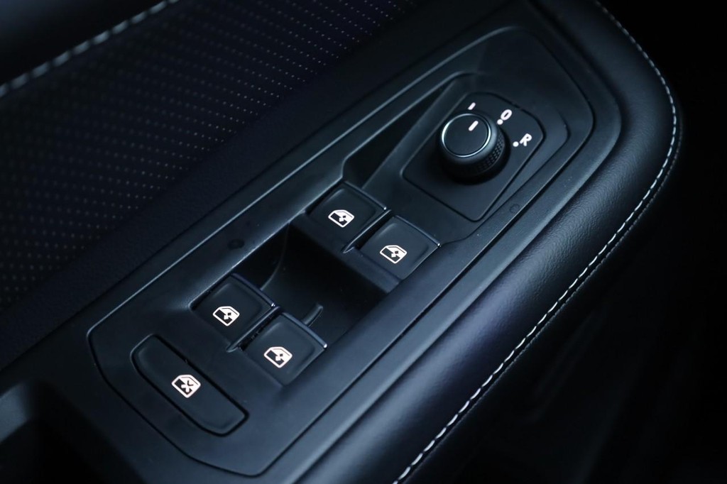 Volkswagen Atlas Cross Sport Vehicle Full-screen Gallery Image 20