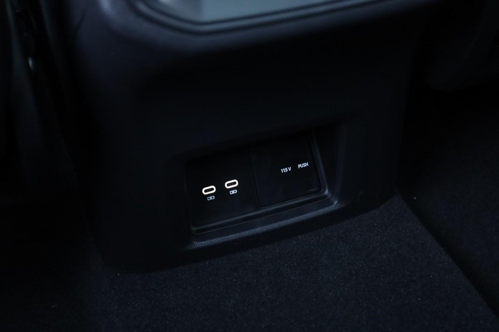 Volkswagen Atlas Cross Sport Vehicle Full-screen Gallery Image 24