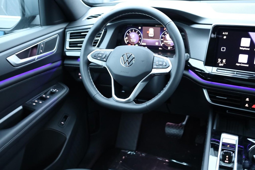 Volkswagen Atlas Cross Sport Vehicle Full-screen Gallery Image 26