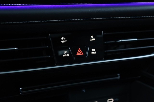 Volkswagen Atlas Cross Sport Vehicle Image 16