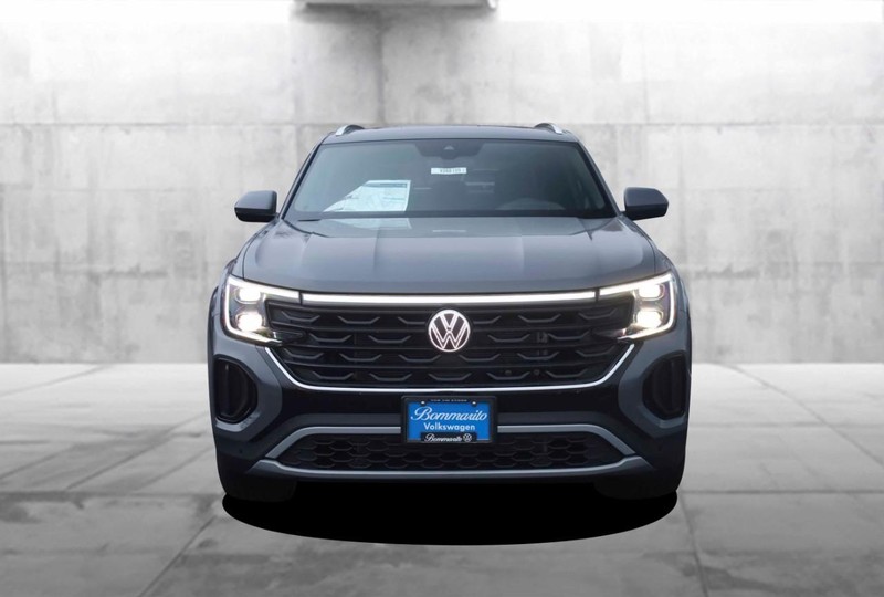 Volkswagen Atlas Cross Sport Vehicle Full-screen Gallery Image 4