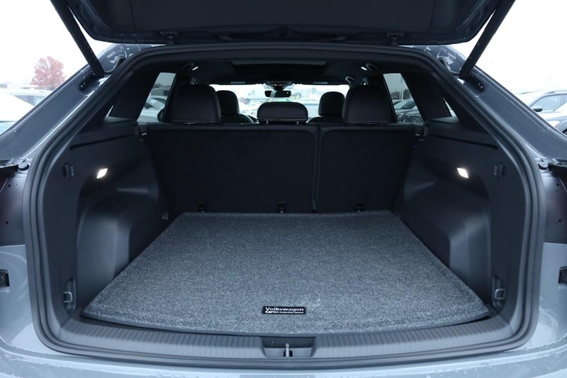 Volkswagen Atlas Cross Sport Vehicle Full-screen Gallery Image 7