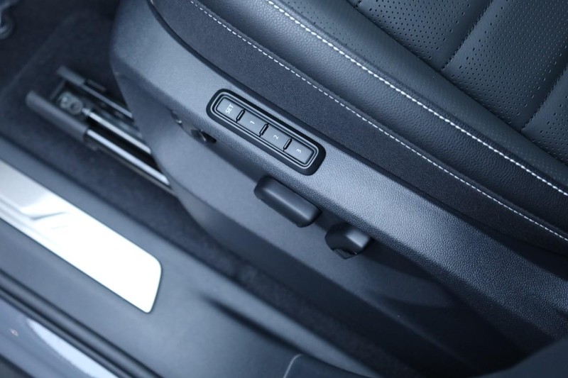 Volkswagen Atlas Cross Sport Vehicle Full-screen Gallery Image 9