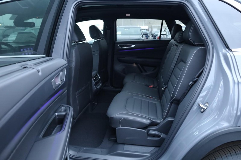 Volkswagen Atlas Cross Sport Vehicle Full-screen Gallery Image 23