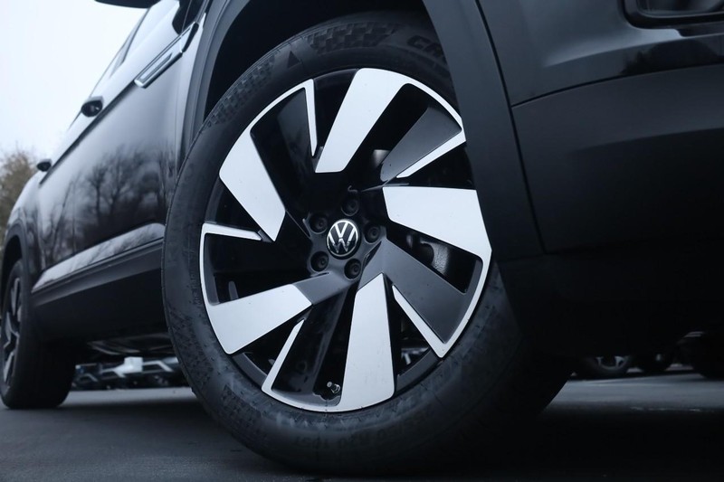 Volkswagen Atlas Cross Sport Vehicle Image 03