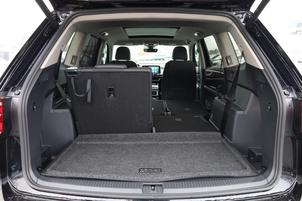 Volkswagen Atlas Vehicle Full-screen Gallery Image 8
