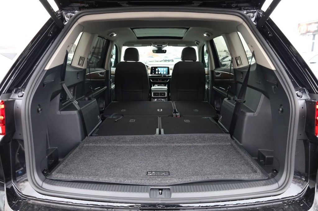 Volkswagen Atlas Vehicle Full-screen Gallery Image 9