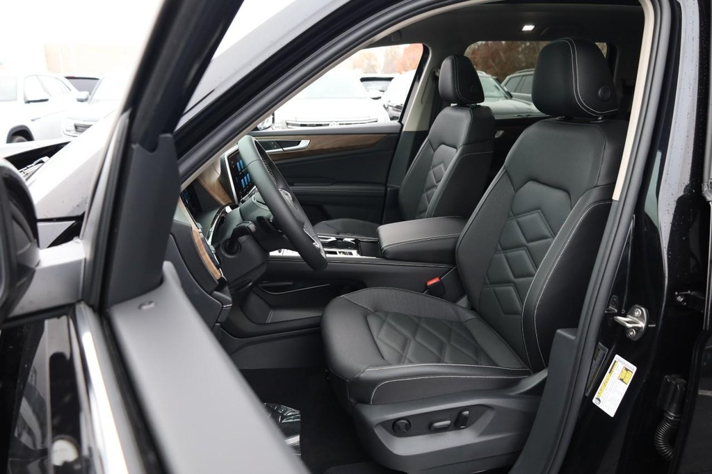 Volkswagen Atlas Vehicle Full-screen Gallery Image 10