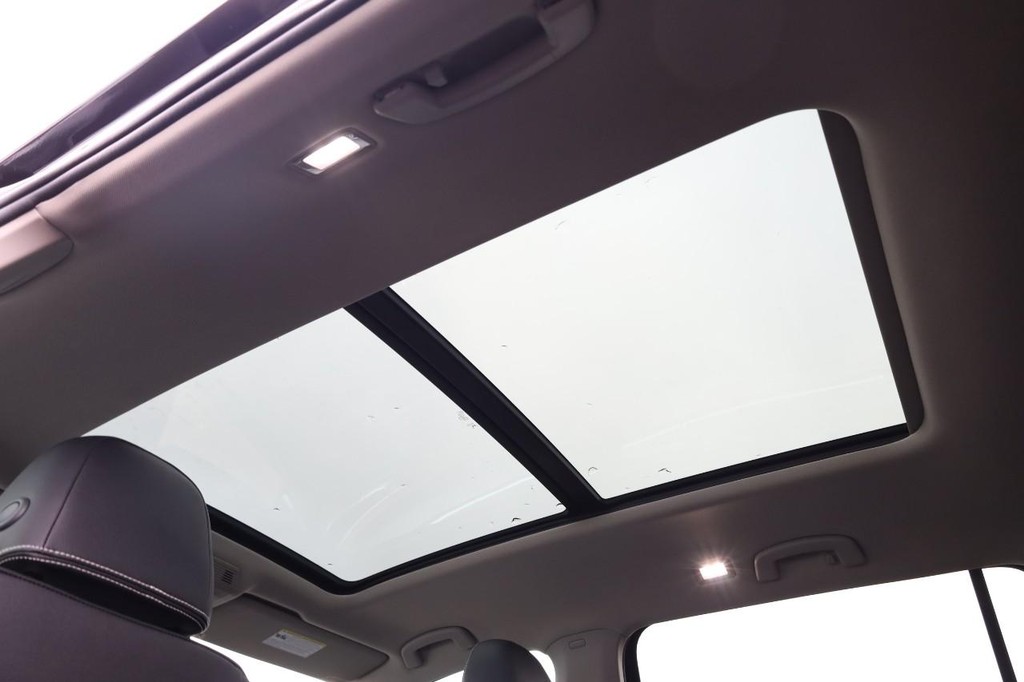 Volkswagen Atlas Vehicle Full-screen Gallery Image 12