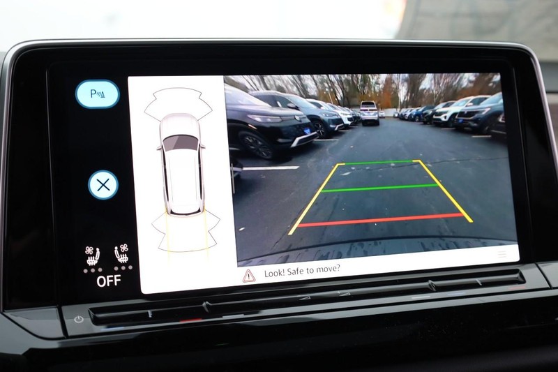 Volkswagen Atlas Vehicle Full-screen Gallery Image 16