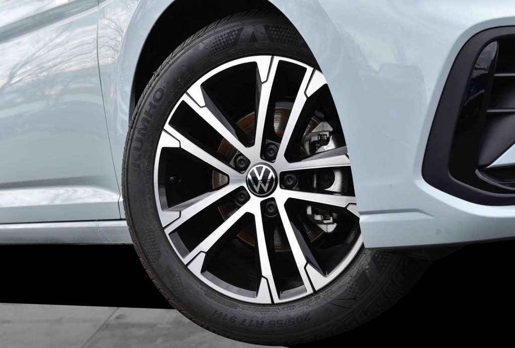 Volkswagen Jetta Vehicle Full-screen Gallery Image 3