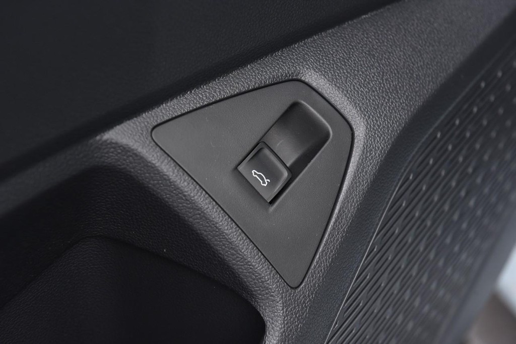 Volkswagen Jetta Vehicle Full-screen Gallery Image 9