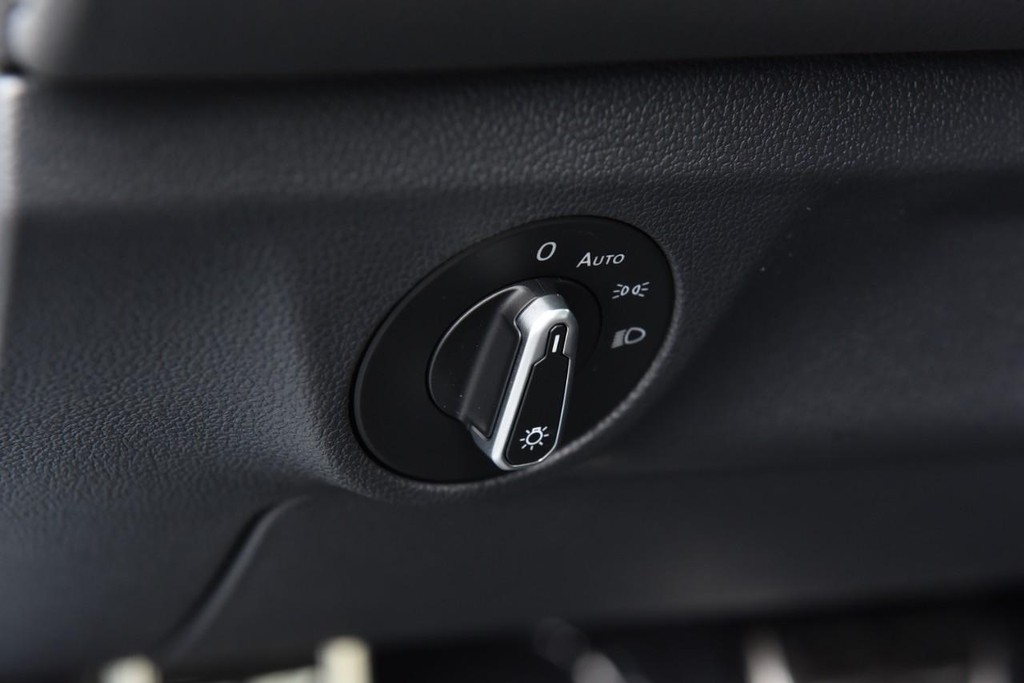 Volkswagen Jetta Vehicle Full-screen Gallery Image 11