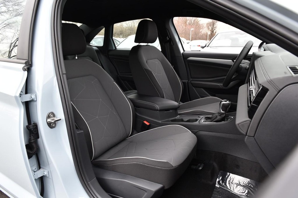 Volkswagen Jetta Vehicle Full-screen Gallery Image 20