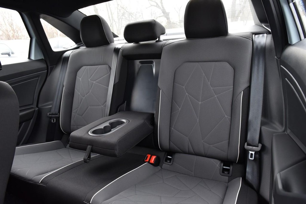 Volkswagen Jetta Vehicle Full-screen Gallery Image 21