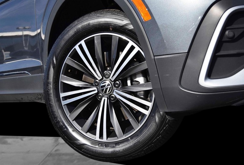 Volkswagen Tiguan Vehicle Full-screen Gallery Image 3