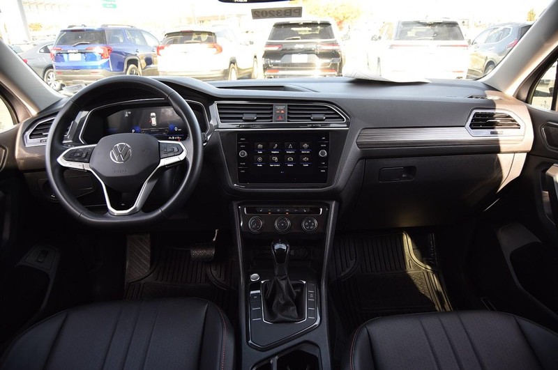 Volkswagen Tiguan Vehicle Full-screen Gallery Image 7