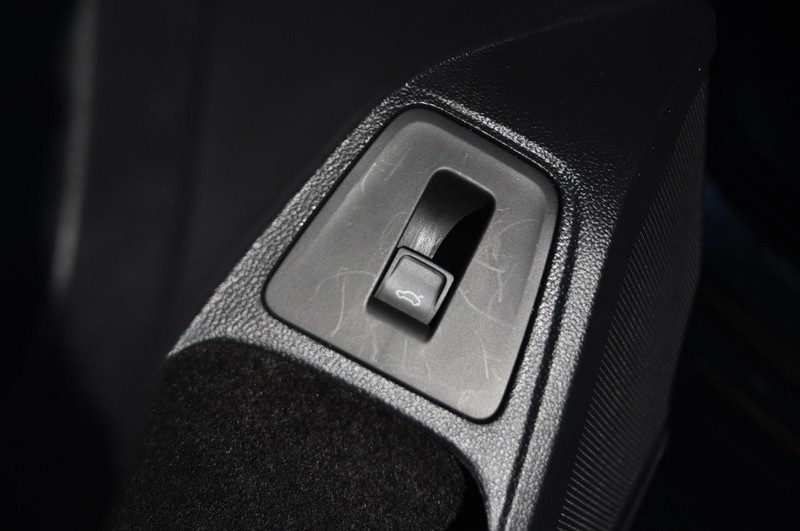 Volkswagen Tiguan Vehicle Full-screen Gallery Image 9