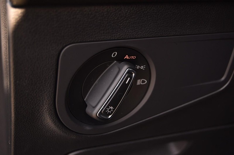 Volkswagen Tiguan Vehicle Full-screen Gallery Image 11