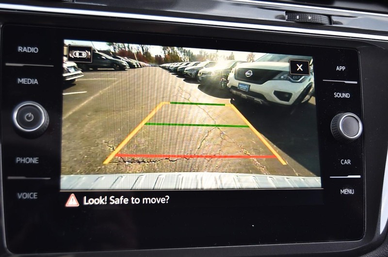 Volkswagen Tiguan Vehicle Full-screen Gallery Image 13