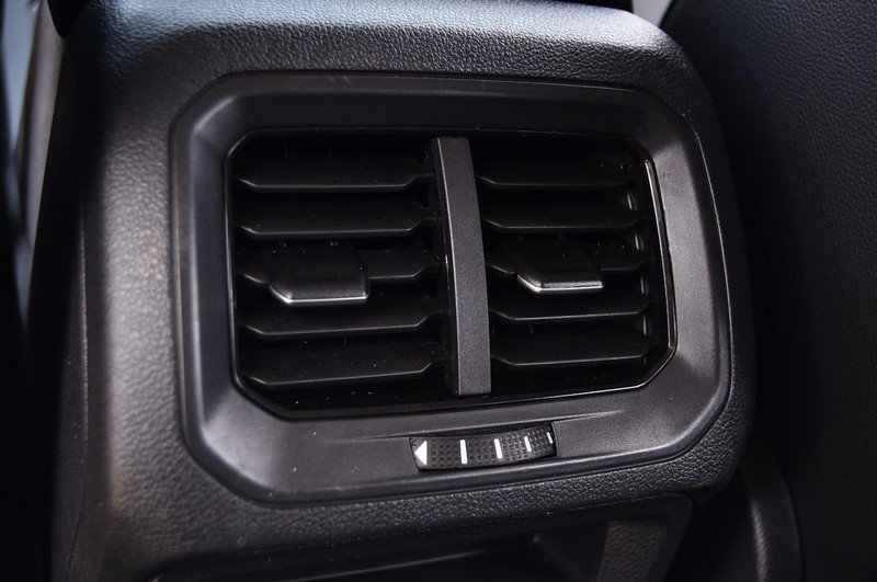 Volkswagen Tiguan Vehicle Full-screen Gallery Image 22