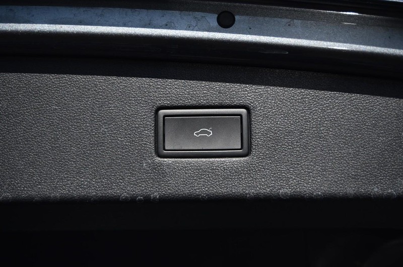 Volkswagen Tiguan Vehicle Full-screen Gallery Image 26