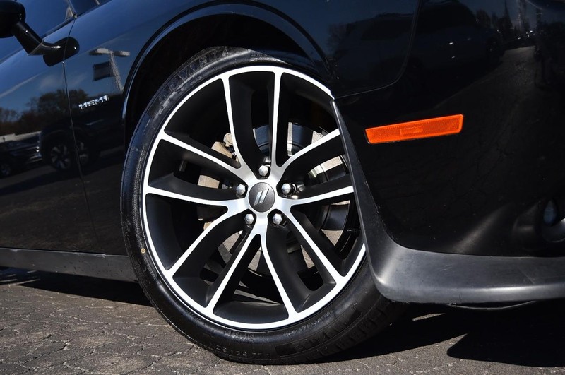 Dodge Challenger Vehicle Full-screen Gallery Image 03