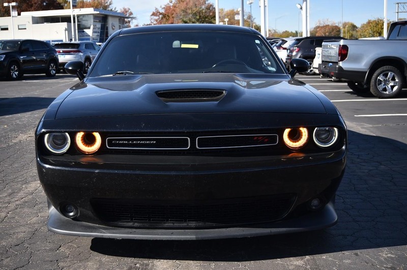 Dodge Challenger Vehicle Full-screen Gallery Image 04
